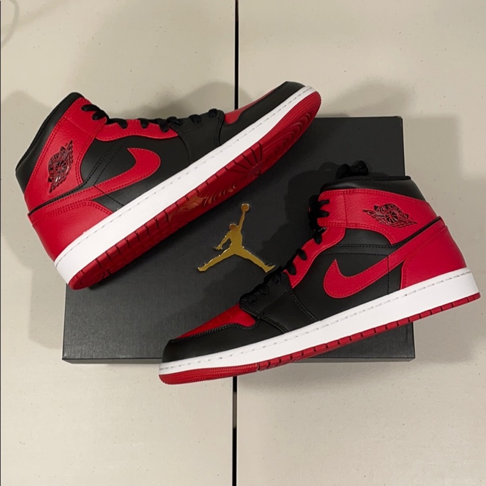 NEW Nike Air Jordan 1 Retro OG Mid Banned Bred